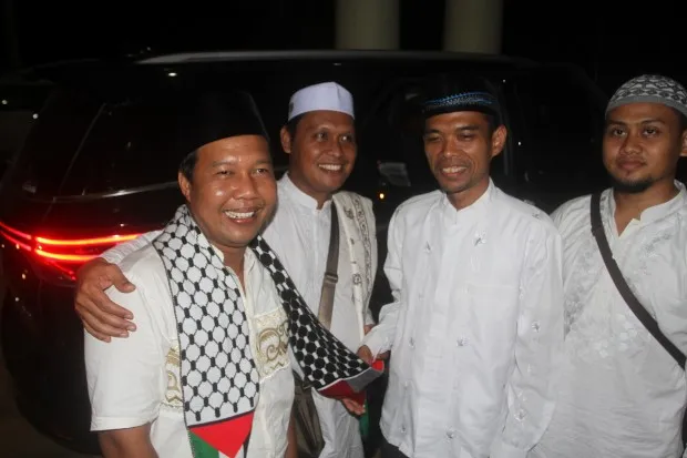 Bupati Dihadiahkan Sorban Oleh Ustad Abdul Somad